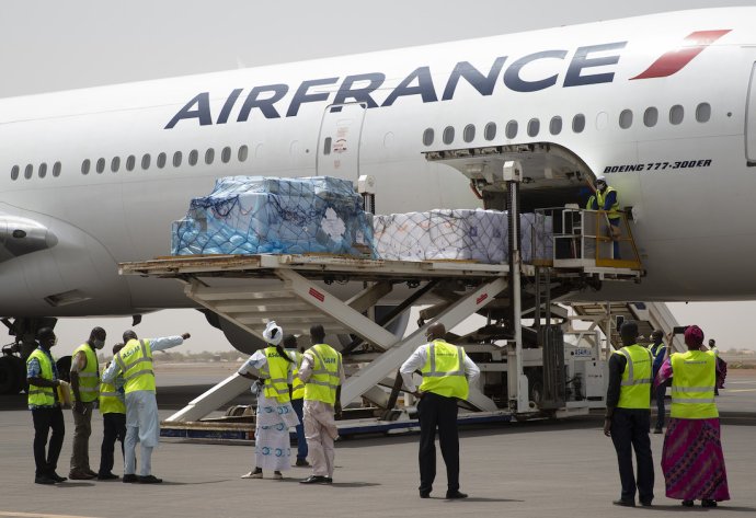 On 5 March 2021, 396,000 doses of COVID-19 vaccines procured by the COVAX Facility arrived at Modibo Keita International Airport in Bamako, Mali. © UNICEF/UN0426388/Dicko