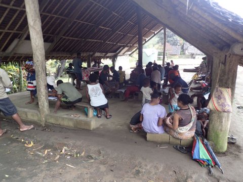 Ambae residents filling out questionnaires (2017) © Amanda B. Room