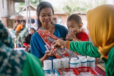 A woman receives medicines for lymphatic filariasis during a mass drug administration for lymphatic filariasis in South Sumatra, Indonesia&nbsp;© RTI International/ Muhammad Fadli