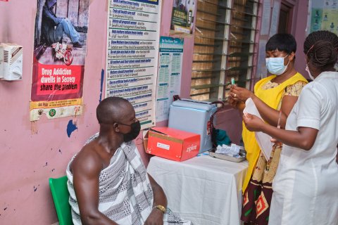 On 2 March, a health worker at the Asuofua Health Center in Ghana's Ashanti region draws up a shot of a COVAX COVID-19 vaccine, delivered earlier the same day by a Zipline drone. Photo: Samuel Moore / 2021