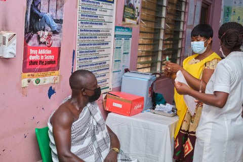 On 2 March, a health worker at the Asuofua Health Center in Ghana's Ashanti region draws up a shot of a COVAX COVID-19 vaccine, delivered earlier the same day by a Zipline drone. Photo: Samuel Moore / 2021
