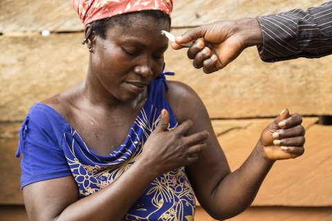 Credit: Elssie Ansareo/Anesvad Caption: “Close your eyes and let me know if you feel this”. A senior field technician for leprosy in Ghana starts diagnosis through the skin sensation test
