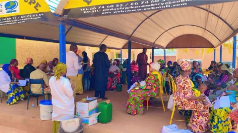 22 April 2024 – Workshop at Sangarebougou Community Health Centre with the Chief Medical Officer, his team, and women to discuss ANC challenges and explore the utility of an SMS-based application.